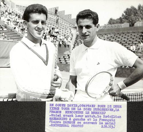 PHOTO ORIGINALE DE PRESSE DE MANDARINO ET DARMON EN COUPE DAVIS SE SERRANT LA MAIN DU 2 JUIN 1963