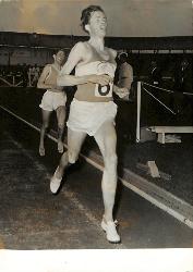 PHOTO ORIGINALE DE PRESSE D'ATHLÉTISME DE DEREK IBBOTSON DU 19 MARS 1962