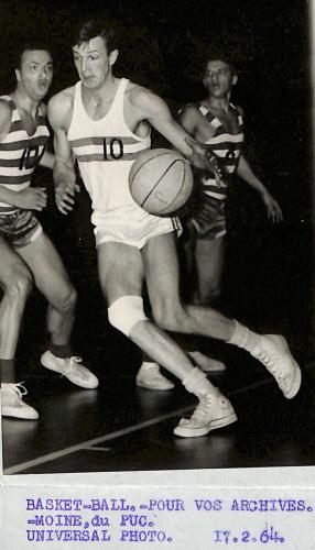 PHOTO ORIGINALE DE PRESSE DE MOINE DANS L'ÉQUIPE DU P.U.C. CONTRE BAGNOLET DU 17 FÉVRIER 1964