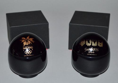 2 BOITES SIGLÉS LOGO ET MASCOTTES OFFFICIELS NAGANO 1998