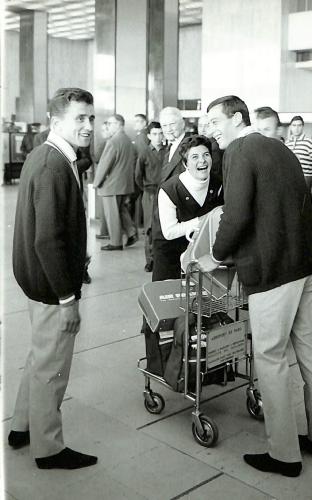 PHOTO ORIGINALE DE PRESSE DE L'ÉQUIPE D'ATHLÉTISME AVANT LES JO DE TOKYO EN 1964