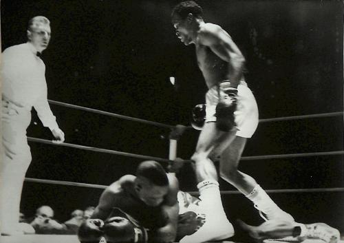 PHOTO ORIGINALE DE PRESSE DU COMBAT ENTRE ANGEL GARCIA ET RAY ADIGUN À TERRE DU 14 AVRIL 1964