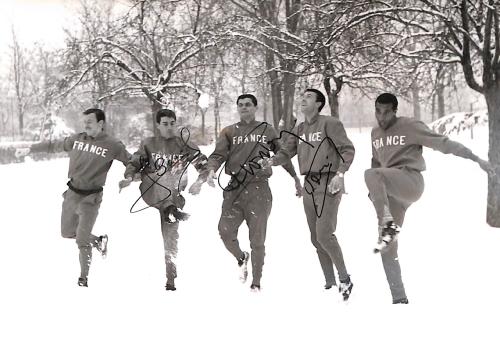 PHOTO ORIGINALE DE PRESSE AUTOGRAPHIÉE PAR 3 JOUEURS DE L'ÉQUIPE DE FRANCE SOUS LA NEIGE EN 1963