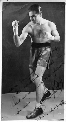 Carte photo dédicacée par un boxeur à déterminer.