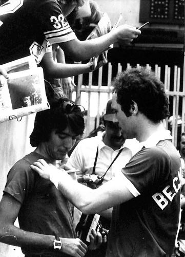 PHOTO ORIGINALE DE PRESSE DE FRANZ BECKENBAUER AVEC UN FAN