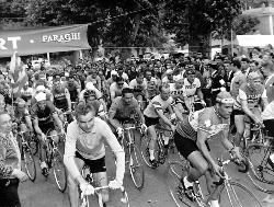 ENSEMBLE DE 6 PHOTOS ORIGINALES DE PRESSE DE JEAN ROBIC EN COURSE