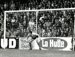 PHOTO ORIGINALE DE PRESSE DE GEORGES CARNUS À L'AS SAINT-ÉTIENNE VS BORDEAUX DU 9 MAI 1971