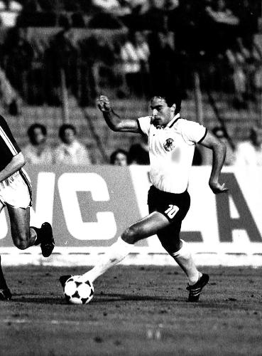 PHOTO ORIGINALE DE PRESSE DE HANSI MÜLLER AVEC L'ÉQUIPE D'ALLEMAGNE