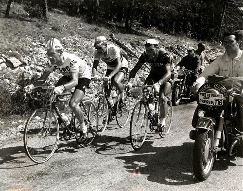 PHOTO ORIGINALE DE PRESSE DE ROSTOLLAN, JANSSEN ET DE ROSSO AU TOUR DE FRANCE 1965