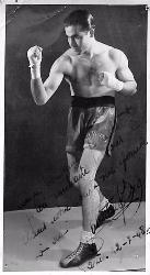 Carte photo dédicacée par un boxeur à déterminer.