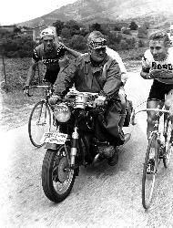 PHOTO ORIGINALE DE PRESSE D'ANQUETIL ET ALTIG AU TOUR DE FRANCE 1966