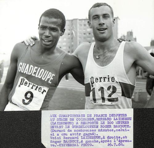 PHOTO ORIGINALE DE PRESSE D'ATHLÉTISME DE BAMBUCK ET LAIDEBEUR DU 26 JUILLET 1964