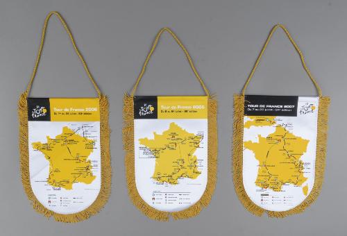 LOT DE 3 FANIONS DES PARCOURS DU TOUR DE FRANCE 2005, 2006 ET 2007