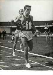 PHOTO ORIGINALE DE PRESSE D'ATHLÉTISME DE JIM BEATTY DU 20 AOÛT 1962