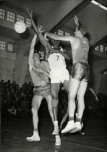 PHOTO ORIGINALE DE PRESSE DE CORDEVANT ET BALTZER AVEC L'ÉQUIPE DU MANS DU 7 DÉCEMBRE 1963