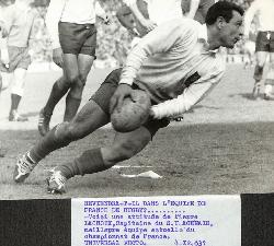 PHOTO ORIGINALE DE PRESSE DE PIERRE LACROIX AVEC L'ÉQUIPE DU SU AGEN (CAPITAINE) DU 4 DÉCEMBRE 1963