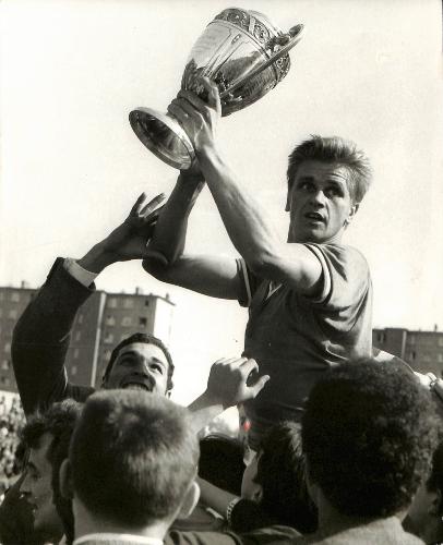 PHOTO ORIGINALE DE PRESSE DE JACQUET VAINQUEUR DE LA COUPE DE FRANCE 1968