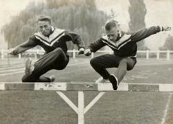 PHOTO ORIGINALE DE PRESSE D'ATHLÉTISME DE 2 ATHLÈTES EN TENUE D'ENTRAINEMENT