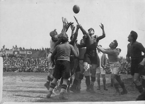 PHOTO ORIGINALE DE PRESSE D'UNE MISE EN TOUCHE DE RUGBY