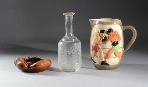 ENSEMBLE COMPORTANT UNE CARAFE, UN PICHET ET UN CENDRIER SUR LE THÈME DE LA BOXE