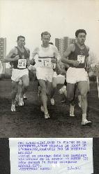 PHOTO ORIGINALE DE PRESSE D'ATHLÉTISME DE AMEUR ET MASCAR DU 5 AVRIL 1964