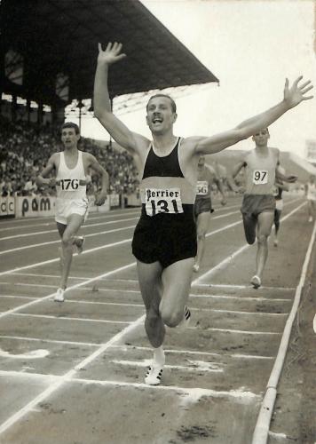 PHOTO ORIGINALE DE PRESSE D'ATHLÉTISME DE MAURICE LUROT DU 26 JUILLET 1964