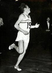 PHOTO ORIGINALE DE PRESSE D'ATHLÉTISME D'UN ATHLÈTE AU DOSSARD N°19 ANNÉES 60