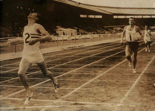 PHOTO ORIGINALE DE PRESSE D'ATHLÉTISME D'UN ATHLÈTE EN COMPÉTITION DES ANNÉES 60