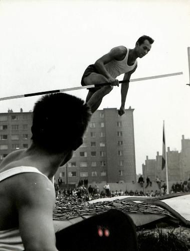 PHOTO ORIGINALE DE PRESSE D'ATHLÉTISME D'UN ATHLÈTE EN TENUE D'ENTRAINEMENT ANNÉES 60