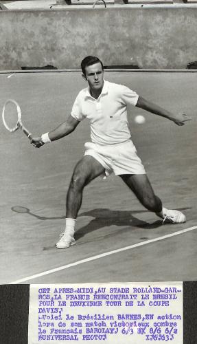 PHOTO ORIGINALE DE PRESSE DE RONALD BARNES QUI A BATTU BARCLAY EN COUPE DAVIS DU 1 JUIN 1963