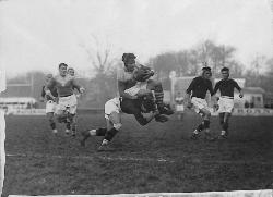 PHOTO ORIGINALE DE PRESSE D'UN PLAQUAGE EN MATCH DE RUGBY