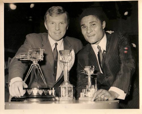 PHOTO ORIGINALE DE PRESSE DE BOBBY MOORE ET D'EUSÉBIO DU 16 DÉCEMBRE 1966