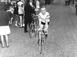 ENSEMBLE DE 6 PHOTOS ORIGINALES DE PRESSE DE JEAN ROBIC EN COURSE