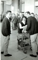 PHOTO ORIGINALE DE PRESSE DE L'ÉQUIPE D'ATHLÉTISME AVANT LES JO DE TOKYO EN 1964