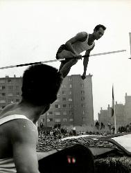 PHOTO ORIGINALE DE PRESSE D'ATHLÉTISME D'UN ATHLÈTE EN TENUE D'ENTRAINEMENT ANNÉES 60
