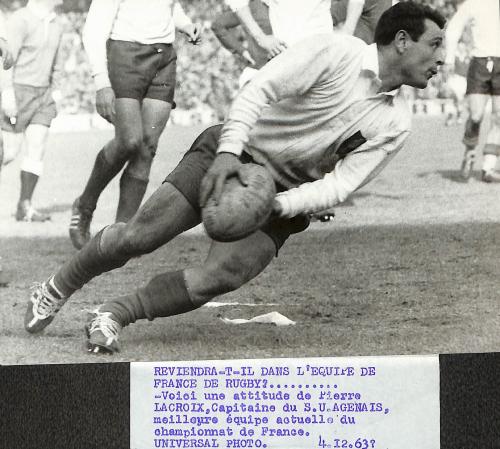 PHOTO ORIGINALE DE PRESSE DE PIERRE LACROIX AVEC L'ÉQUIPE DU SU AGEN (CAPITAINE) DU 4 DÉCEMBRE 1963