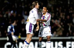 PHOTO ORIGINALE DE TONY VAIRELLES ET SONY ANDERSON À L'OLYMPIQUE LYONNAIS (SAISON 1999-2000)