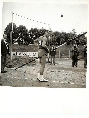 PHOTO ORIGINALE DE PRESSE D'ATHLÉTISME D'UN ATHLÈTE AU DOSSARD N°43 ANNÉES 60