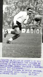 PHOTO ORIGINALE DE PRESSE DE MICHEL CRAUSTE AVEC L'ÉQUIPE DE FRANCE DU 22 JUILLET 1964