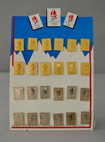 PRÉSENTOIR 24 PIN'S ALBERTVILLE 1992 OR ET ARGENT