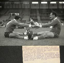 PHOTO ORIGINALE DE PRESSE DE GACHASSIN ET CRAUSTE AVEC L'ÉQUIPE DE FRANCE DU 5 JUILLET 1964