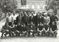 PHOTO ORIGINALE DE PRESSE DE L'ÉQUIPE DE FRANCE AVANT LA TOURNÉE EN AFRIQUE DU SUD DU 3 JUILLET 1964