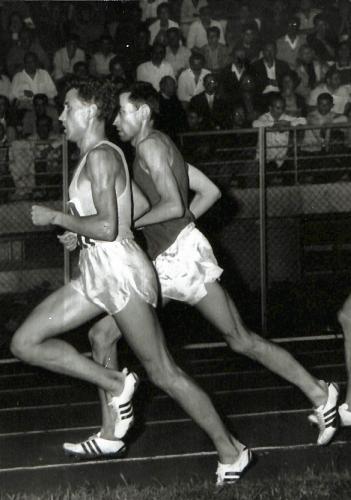 PHOTO ORIGINALE DE PRESSE D'ATHLÉTISME DE JAZY ET BERNARD DU 6 SEPTEMBRE 1964