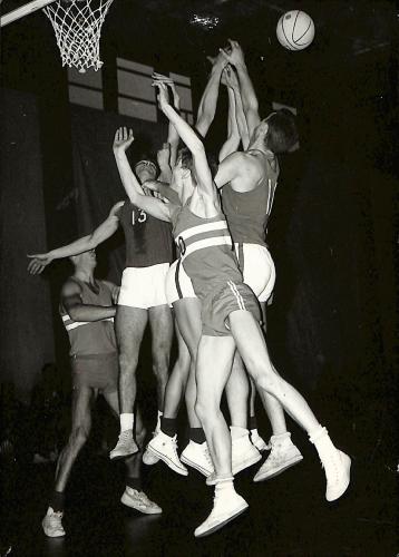 PHOTO ORIGINALE DE PRESSE D'UNE ACTION DU MATCH ANTIBES VS P.U.C. DU 8 DÉCEMBRE 1963
