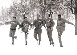PHOTO ORIGINALE DE PRESSE AUTOGRAPHIÉE PAR 3 JOUEURS DE L'ÉQUIPE DE FRANCE SOUS LA NEIGE EN 1963
