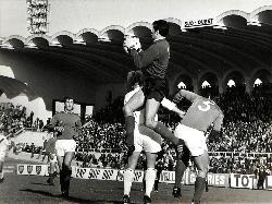 PHOTO ORIGINALE DE PRESSE DE BOSQUIER, CARNUS, JENSEN BORDEAUX VS ST-ÉTIENNE DU 25 OCTOBRE 1970