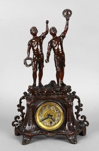 PENDULETTE EN RÉGULE SURMONTÉE DE 2 ATHLÈTES VAINQUEURS