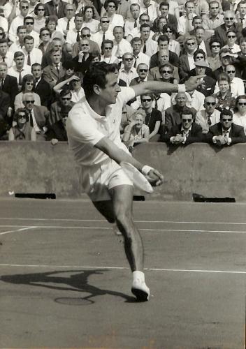 PHOTO ORIGINALE DE PRESSE DE PIERRE DARMON EN ACTION SUR SON COUP DROIT ANNÉES 50-60