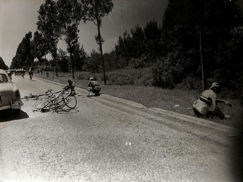 PHOTO ORIGINALE DE PRESSE DE LA CHUTE DE JOHNSSON AU TOUR DE FRANCE 1959