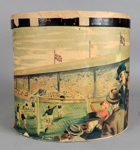 RARE BOITE À CHAPEAUX DU DÉBUT DU XXÈ SIÈCLE PROVENANT DU MAGASIN BATTERSBY À LONDRES